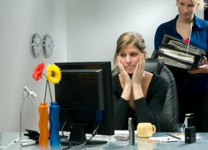 Jedním z důvodů stresu na pracovišti je příliš mnoho práce.